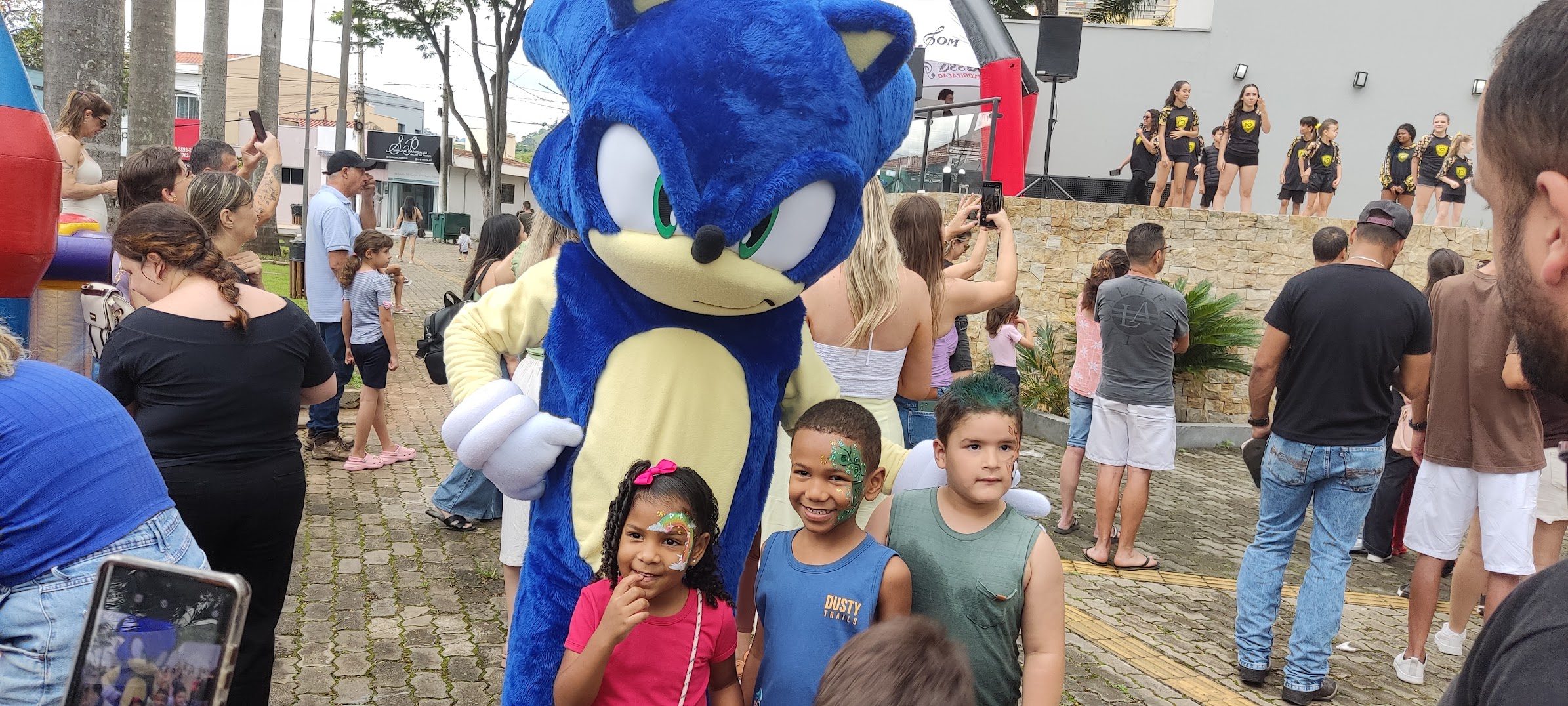 ACEP na Praça 2026 reúne centenas de famílias em manhã especial de lazer e cultura